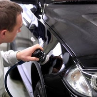 Mitarbeiter von der Lackiererei Haberer beim Polieren