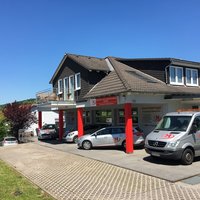 Firmengebäude und Firmenautos