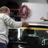 Lackier- und Reparaturarbeiten an Fahrzeug